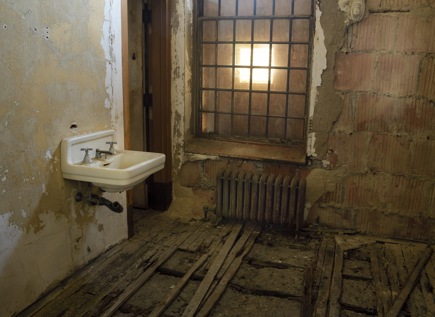 DSC_6827_1A2 - Isolation Ward Room