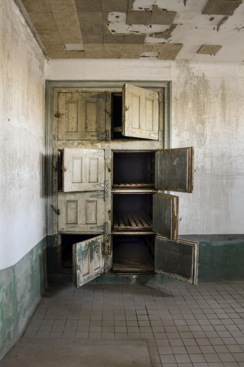 DSC_6905_1A3 - Lockers in the Morgue