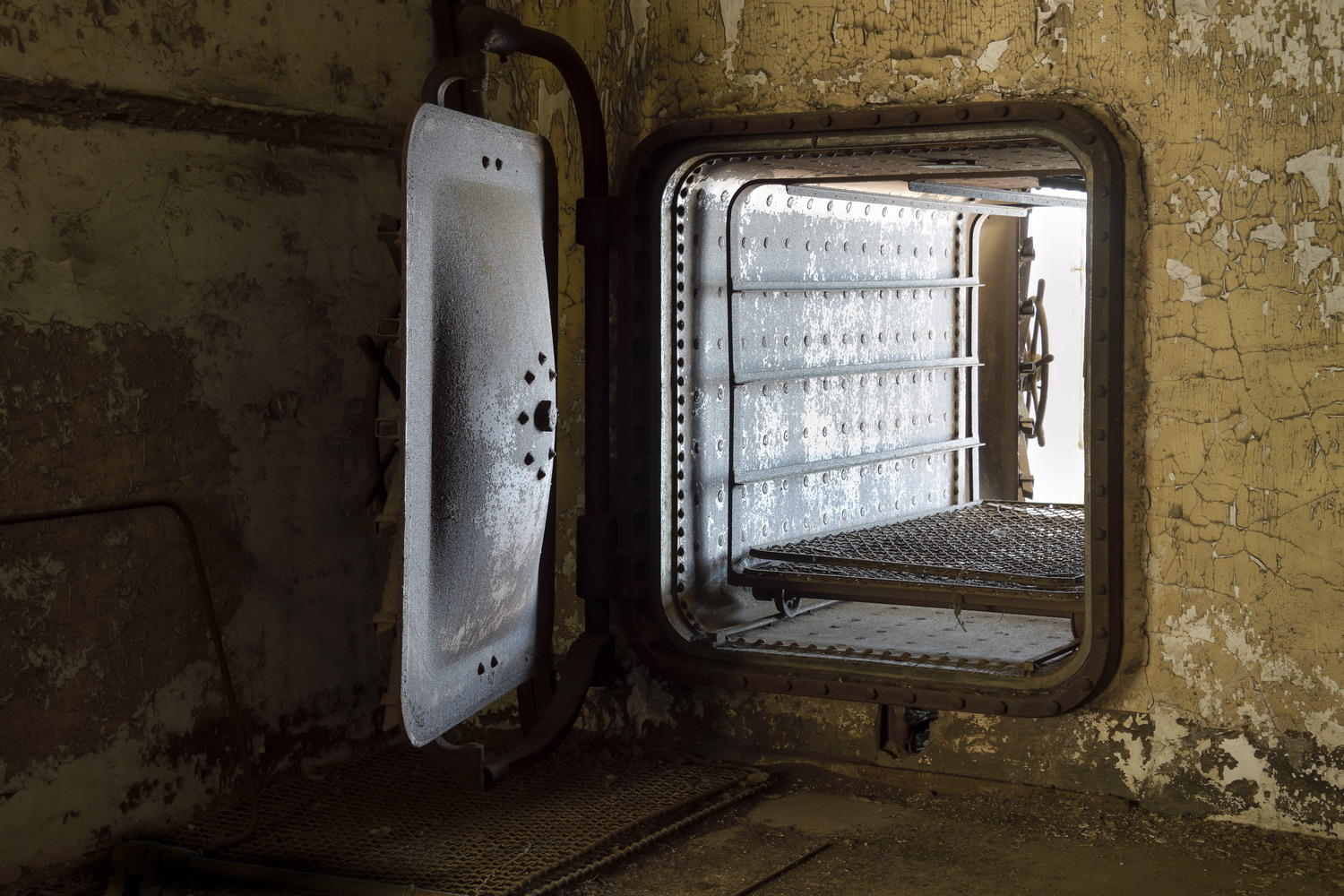 DSC_6907_1A2 - The Autoclave