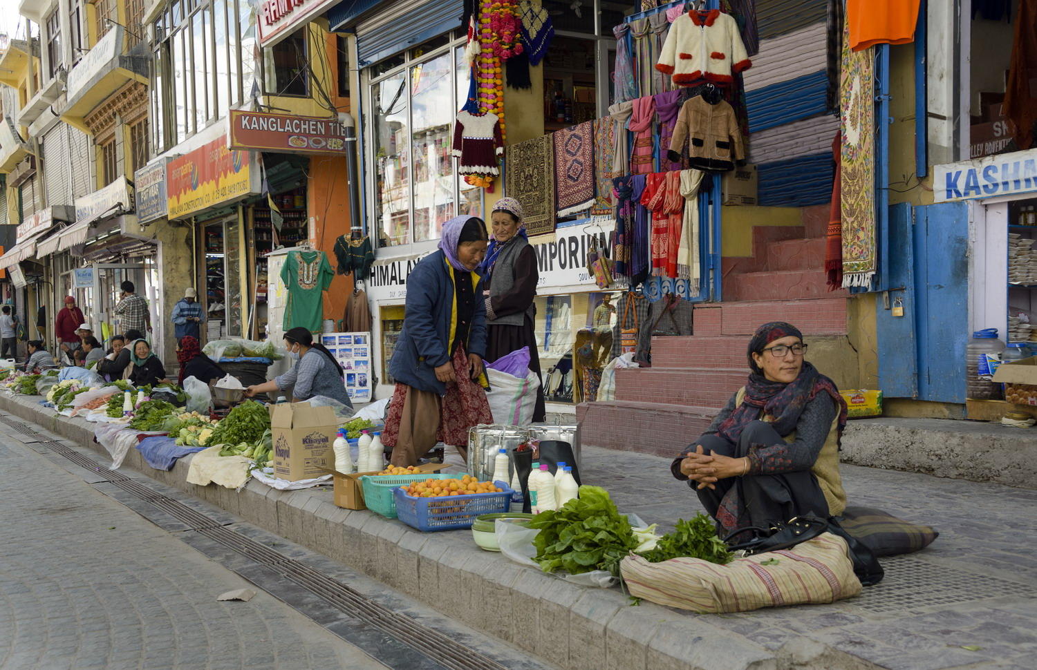 DSC_5249_1A2 - Sidewalk Market (Leh)