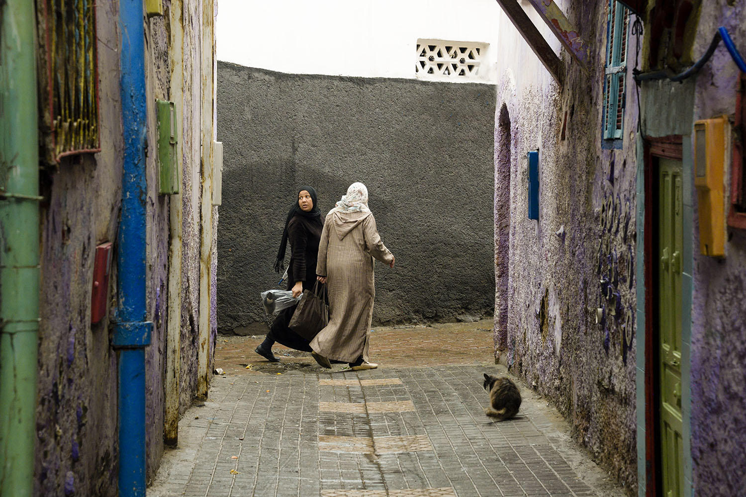 DSC_7028_1A2 - Looking Over Her Shoulder (Casablanca)