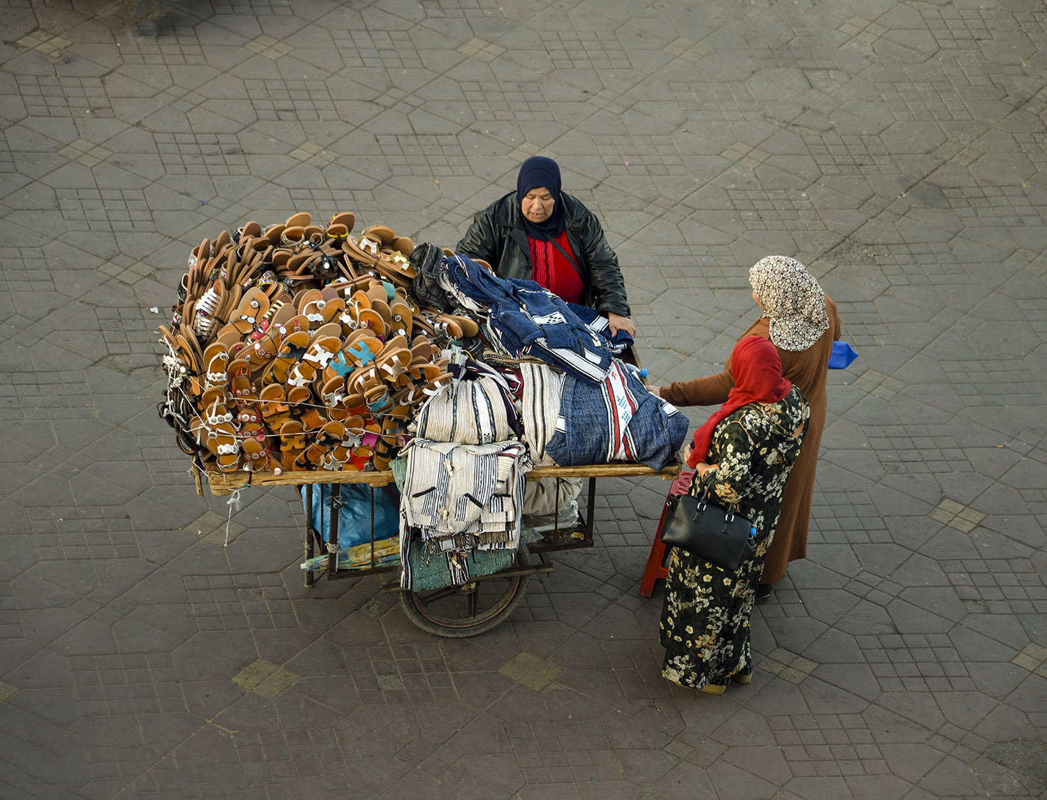 DSC_12601_1A2 - Sandal Vendor (Jemaa el-Fna Market - Marrakesh)