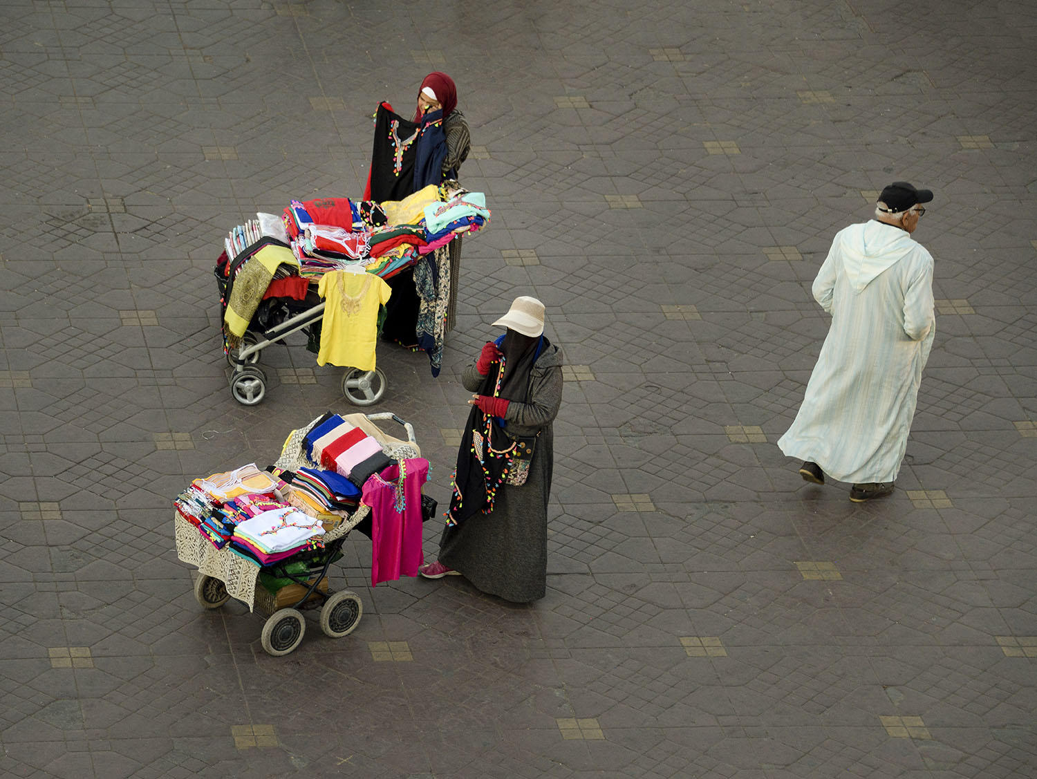 DSC_12629_1A2 - Clothing Sellers (Jemaa el-Fna Market - Marrakesh)